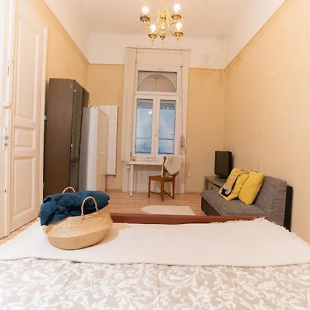 Apartment 5-room In The Heart Of The Center Near The Synagogue *