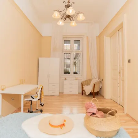 Apartment 5-room In The Heart Of The Center Near The Synagogue *