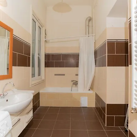 Apartment 5-room In The Heart Of The Center Near The Synagogue *